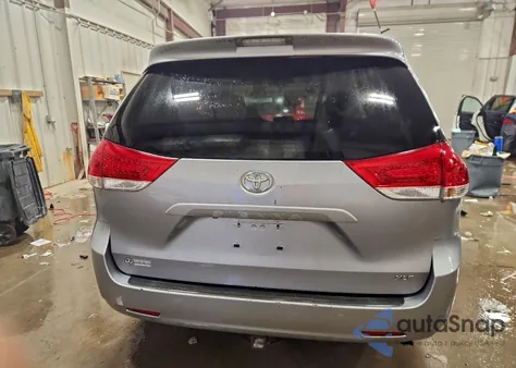 2011 Toyota Sienna Xle z USA, uszkodzony, nr VIN 5TDYK3DC9BS009508